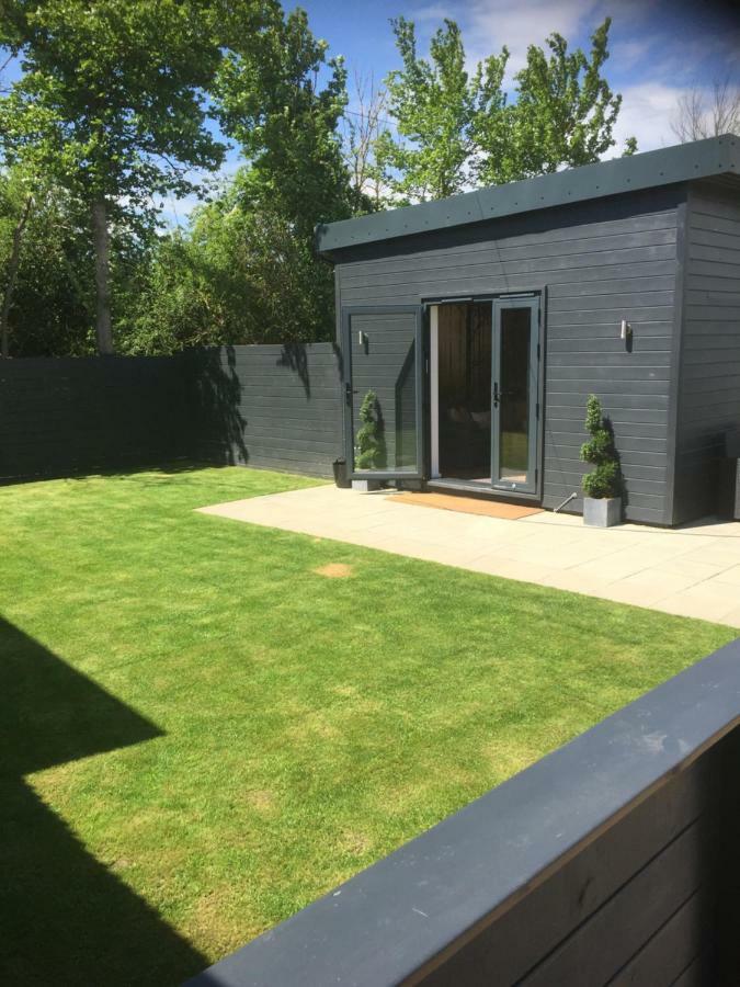 Willow Court Farm Studio South & Petting Farm, 8 Mins From Legoland & Windsor, 15 Mins From Lapland Uk מראה חיצוני תמונה